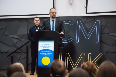 na zdjęciu prof. Artur Słomka podczas wystąpienia na XCIX Zjazd Komisji Wyższego Szkolnictwa Medycznego Parlamentu Studentów RP.. Kliknij, aby powiększyć zdjęcie.